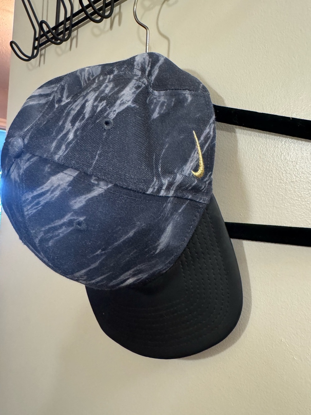Nike AeroBill Classic99 print golf hat with embroidered gold Nike Swoosh - Picture 2 of 5